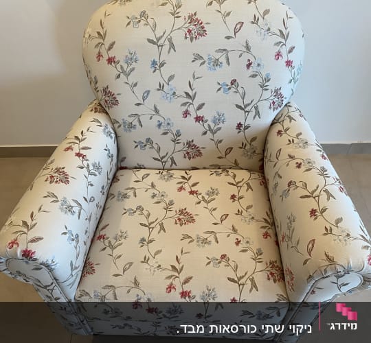 כורסה עם ריפוד פרחוני צבעוני